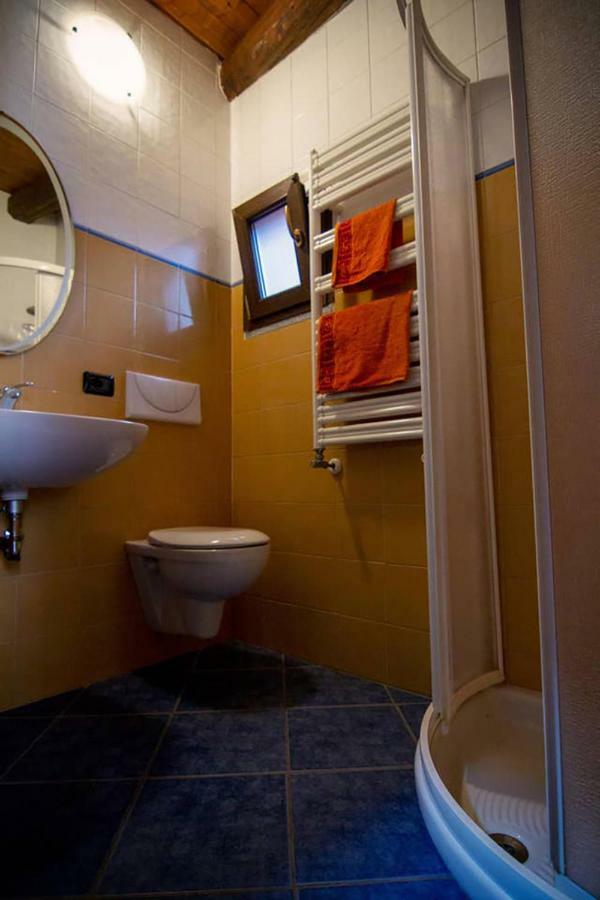 Piccola Casa Vacanze - Small Vacation House Porto Valtravaglia Buitenkant foto